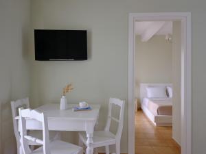 TV a/nebo společenská místnost v ubytování Aelia