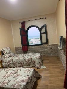 Una sala de estar con una cama y una ventana. en Villa Cabonegro UNIQUEMENT POUR FAMILLES, en Cabo Negro 21 fotos más