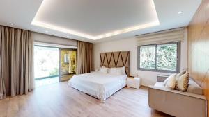 Un pat sau paturi într-o cameră la Villa F- Luxury 4 suites on a 5000sqm in the heart of Ambassadeurs +42 fotografii
