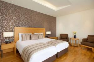 Postel nebo postele na pokoji v ubytování Wyndham Loutraki Poseidon Resort
