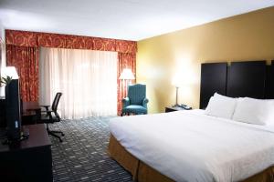 Quality Inn & Conference Centerにあるベッド