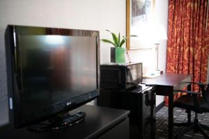 Quality Inn & Conference Centerにあるテレビまたはエンターテインメントセンター
