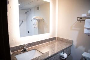 Quality Inn & Conference Centerにあるバスルーム