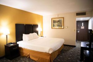 Quality Inn & Conference Centerにあるベッド