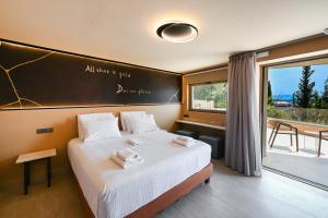Postel nebo postele na pokoji v ubytování Mandragoras Eco Friendly Resort