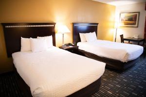 Quality Inn & Conference Centerにあるベッド