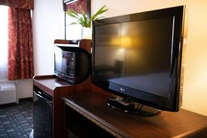 Quality Inn & Conference Centerにあるテレビまたはエンターテインメントセンター