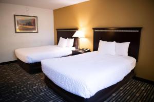Quality Inn & Conference Centerにあるベッド