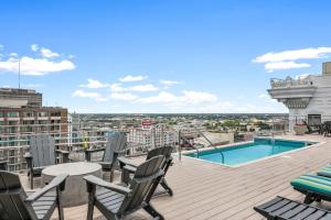 Πισίνα στο ή κοντά στο Spacious Modern Condos near French Quarter