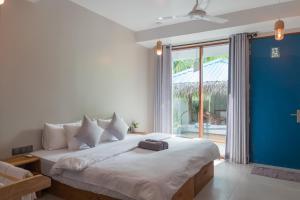 Una cama o camas en una habitación de The Palm Ray Rasdhoo