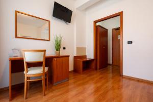 TV a/nebo společenská místnost v ubytování Garden Hotel
