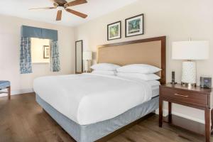 Hilton Grand Vacations Club Anderson Ocean Myrtle Beach客房内的一张或多张床位
