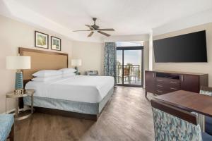 Hilton Grand Vacations Club Anderson Ocean Myrtle Beach客房内的一张或多张床位