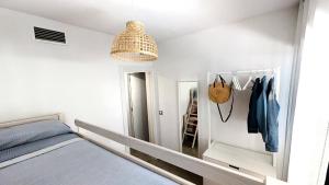 een slaapkamer met een bed en een kroonluchter bij Rincón del Atlántico in Rota +17 foto's