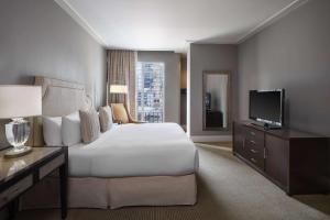 Cama ou camas em um quarto em Bristol Panama, a Registry Collection Hotel