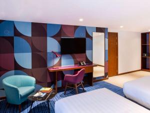 Postel nebo postele na pokoji v ubytování Queen Elizabeth 2 Hotel