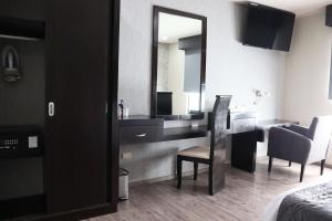 Televiisor ja/või meelelahutuskeskus majutusasutuses Wyndham Garden Aguascalientes Hotel & Casino
