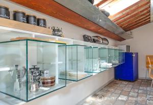 a glass display case in a room with dishes at Casa Alceo in Pesaro