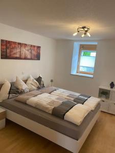 Postel nebo postele na pokoji v ubytování Zentrale Wohnung in ruhiger Lage in Baltschieder
