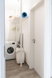 Ένα ή περισσότερα κρεβάτια σε δωμάτιο στο Waterfront City apt Buda Hills Views&Free parking