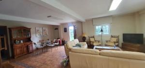 ein Wohnzimmer mit Sofa und Fernseher in der Unterkunft Vivienda Vacacional El Cuetu del Sella in Llames de Pría