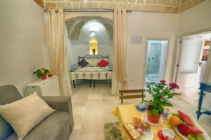 ein Wohnzimmer mit Sofa und Bett in der Unterkunft Le Nicchie Ostuni in Ostuni