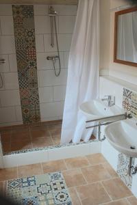 a bathroom with two sinks and a shower at Castillo 1 in Ensheim