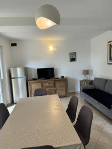 un salon avec une table et un canapé dans l'établissement Apartments Dumicic, à Rab
