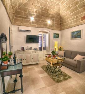 ein Wohnzimmer mit Sofa und Tisch in der Unterkunft Le Nicchie Ostuni in Ostuni