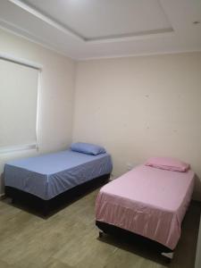 two beds in a room with two beds sidx sidx sidx sidx at Casa da Carol in Foz do Iguaçu
