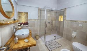 ein Badezimmer mit Waschbecken und Dusche in der Unterkunft Le Nicchie Ostuni in Ostuni + 25 Fotos