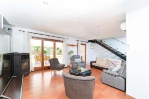 Et tv og/eller underholdning på Villa can Costa by homevillas360