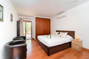 En eller flere senge i et værelse på Villa can Costa by homevillas360 + 21 billeder