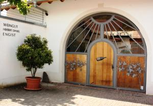 Η πρόσοψη ή η είσοδος του Weingut Herbert Engist