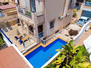 una vista aérea de una casa con piscina en Villa Palomas, en Nerja
