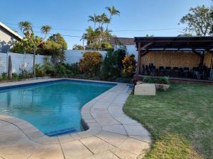 una piscina en el patio trasero de una casa en Troon Harmony - Room 2, en Durban