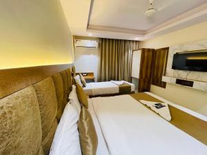Postel nebo postele na pokoji v ubytování Hotel Arma Residency