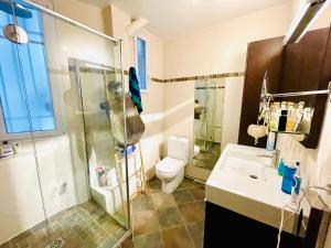 Koupelna v ubytování Paris Olympic Family Haven - Havre Familial Paris Olympique + 7 fotografií