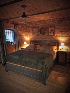 una camera da letto con un letto grande e un muro di mattoni di Domus Nö58 a Litomyšl
