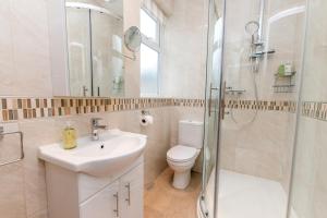 Un baño con lavabo, inodoro y ducha. en The Tea House - A Stones Throw From Beach, en Broadstairs 11 fotos más