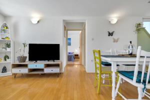 Televízia a/alebo spoločenská miestnosť v ubytovaní Apartman KLARA 2