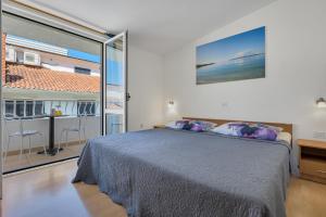 Posteľ alebo postele v izbe v ubytovaní Apartman KLARA 2