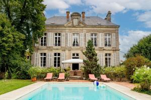 a large house with a swimming pool in front of it at Séminaire,famille,amis,15 couchages, proche plages in Saint-Gervais
