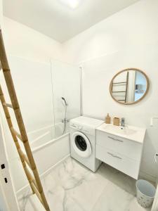 Salle de bains dans l'établissement VUE MER EXCEPTIONNELLE !! Studio calme et lumineux sur la prestigieuse route des Sanguinaires à Ajaccio