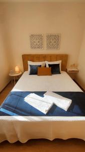 ein Schlafzimmer mit einem großen Bett mit zwei Handtüchern darauf in der Unterkunft Casa Da Veiga in Caminha