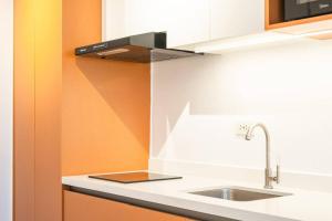 Kuchyň nebo kuchyňský kout v ubytování Premium Studio Apartment l 1 Min Walk to Abreeza Ayala Malls I Central Davao l by Bleuspace