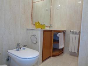 ein Badezimmer mit Toilette, Waschbecken und Spiegel in der Unterkunft Casa Da Veiga in Caminha + 62 Fotos
