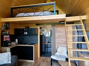ein Hochbett in einem Minihaus in der Unterkunft Greenbela in Banská Belá