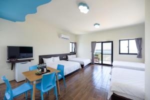 Giường trong phòng chung tại Across the Ocean B&B