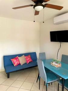 Μια τηλεόραση ή/και κέντρο ψυχαγωγίας στο Discounted - Beach Dreams Coco Ground Floor Unit